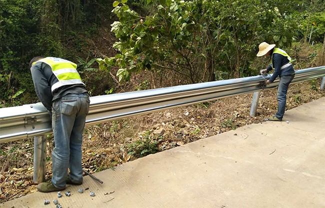 文山高速公路护栏的定期维护与保养